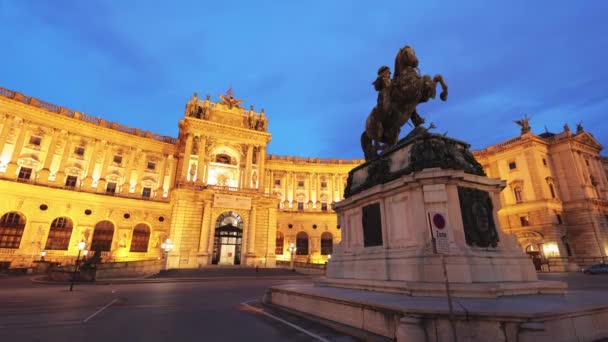 Vídeňský Hofburgský palác - nejznámější památka ve městě - VÍDEŇ, RAKOUSKO, EVROPA - 1. srpna 2021 — Stock video