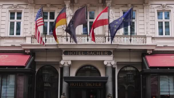 Hotel Sacher Bécsben - BÉCS, AUSZTRIA, EURÓPA - AUGUST 1, 2021 — Stock videók