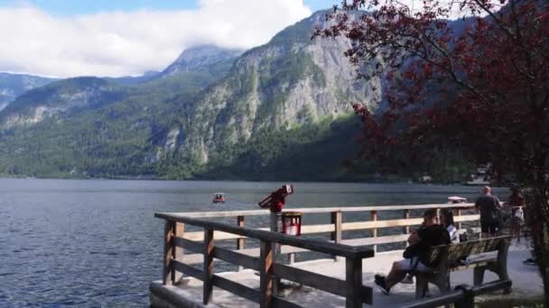 Wspaniałe jezioro Hallstatt w austriackich Alpach - HALLSTATT, AUSTRIA, EUROPA - 30 lipca 2021 — Wideo stockowe