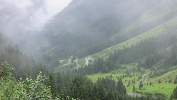 Een regenachtige dag in de Oostenrijkse Alpen met diepe wolken en mist — Stockvideo