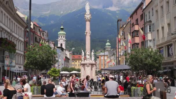The historic district of Innsbruck with beautiful pedestrian zone and market square - INNSBRUCK, AUSTRIA, EUROPE - JULY 29, 2021 — Stock Video