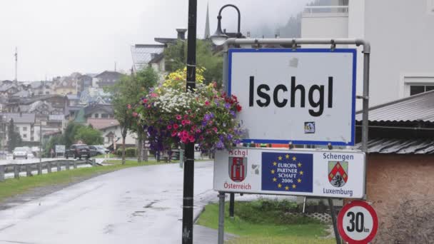 Famosa região de esportes de inverno na Áustria - A aldeia de Ischgl - ISCHGL, ÁUSTRIA, EUROPA - 5 de agosto de 2021 — Vídeo de Stock