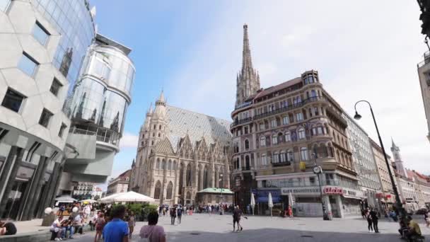 Собор Святого Стефана в Вене называется Stephansdom в центре города - VIENNA, Австрия, Европа - 1 августа 2021 года — стоковое видео