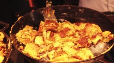 Viyana 'nın en ünlü yemeği. Kaiserschmarrn adında tatlı bir krep.