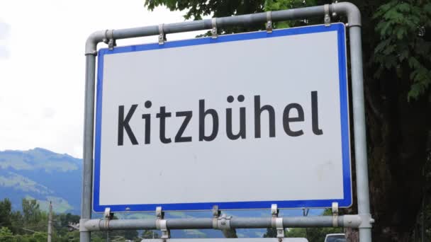 Palavra famosa cidade de Kitzbuehel na Áustria - um paraíso exclusivo de esportes de inverno - KITZBUHEL, ÁUSTRIA, EUROPA - JULHO 29, 2021 — Vídeo de Stock