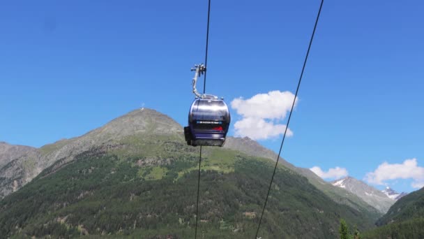 Ropeways in Soelden Tyrol - ένα δημοφιλές μέρος για τουρίστες - SOELDEN, AUSTRIA, EUROPE - Ιούλιος 28, 2021 — Αρχείο Βίντεο