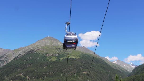 Strade a Soelden Tirolo - un luogo popolare per i turisti - SOELDEN, AUSTRIA, EUROPA - 28 LUGLIO 2021 — Video Stock