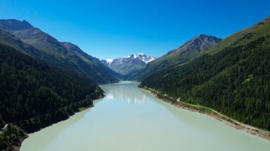 Avusturya 'daki Kaunertal Vadisi' ndeki Dağ Gölü - hava manzarası