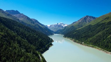 Avusturya 'daki Kaunertal Vadisi' ndeki Dağ Gölü - hava manzarası
