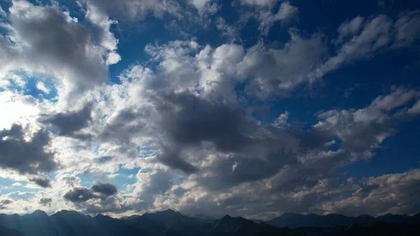 Ciel incroyable au-dessus des Alpes autrichiennes - parfait pour le remplacement du ciel — Photo