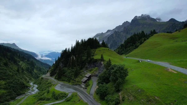 Καταπληκτικό τοπίο και τυπικό τοπίο στην Αυστρία - οι αυστριακές Άλπεις από ψηλά σε μια βροχερή μέρα — Φωτογραφία Αρχείου