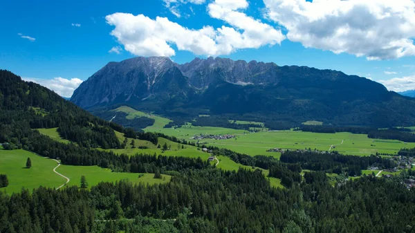 Niesamowite krajobrazy i typowy krajobraz Austrii - Alpy Austriackie z góry — Zdjęcie stockowe