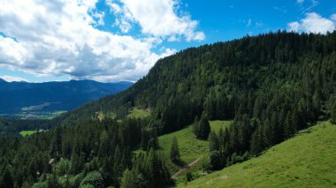 Avusturya 'nın şaşırtıcı manzarası ve tipik manzarası. Yukarıdan Avusturya Alpleri.