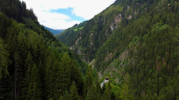 Forêts de sapins au Tyrol - les Alpes autrichiennes vue aérienne — Photo