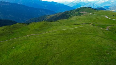 Avusturya 'da Passo Rombo adlı yüksek dağlık Timmelsjoch yolunda inanılmaz bir manzara.