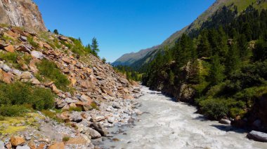 Avusturya Alpleri 'ndeki Kaunertal Vadisi' nde küçük bir dere. Avusturya 'nın ünlü buzulu.