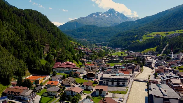 Kända byn Soelden i Österrike - Solden ovanifrån — Stockfoto