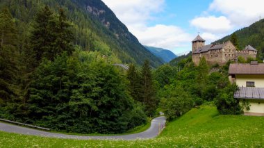 Tyrol 'daki Antik Kale - Avusturya Alpleri - hava manzarası