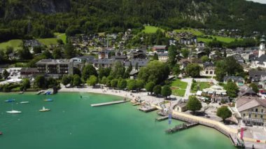 Avusturya 'daki Wolfgangsee Gölü' nde St. Gilgen köyü.