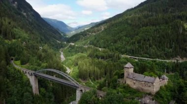 Tyrol 'daki Antik Kale - Avusturya Alpleri - hava manzarası