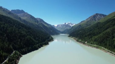 Avusturya 'daki Kaunertal Vadisi' ndeki Dağ Gölü - hava manzarası