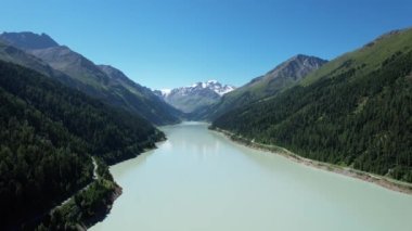 Avusturya 'daki Kaunertal Vadisi' ndeki Dağ Gölü - hava manzarası