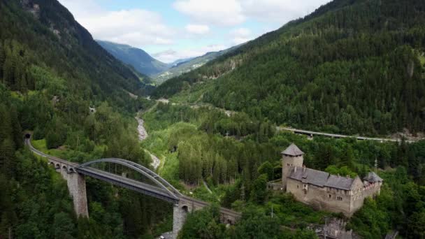 Castillo antiguo en Tirol - los Alpes austríacos - vista aérea — Vídeo de stock