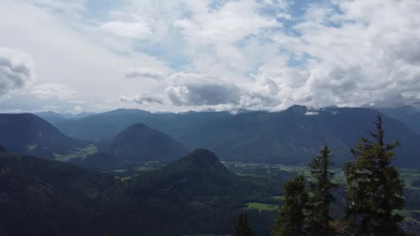 Vista aérea sobre los Alpes austríacos y el área de Aussee desde Mount Loser — Vídeos de Stock