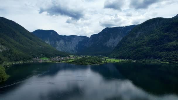 奥地利哈尔斯塔特湖上空的低空飞行 — 图库视频影像