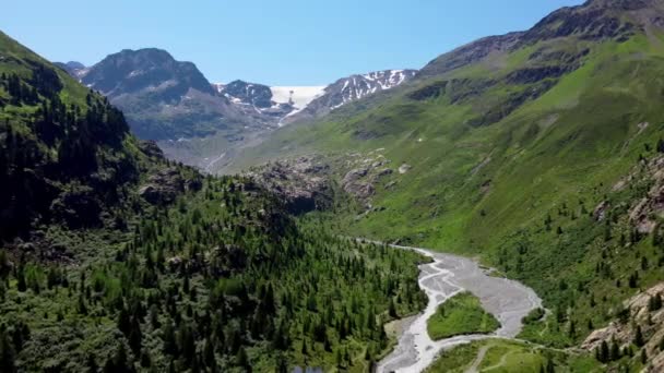 Vuelo a través del valle de Kaunertal en los Alpes austríacos - famoso glaciar en Austria — Vídeos de Stock