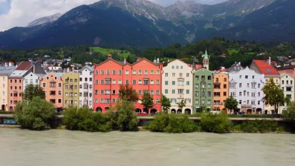 Кольорові будинки біля річки Інн (Інсбрук, Австрія). — стокове відео