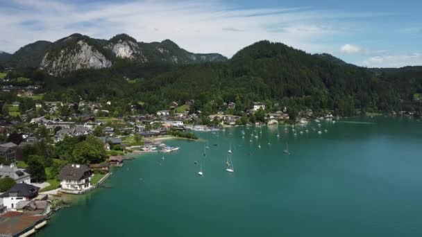 Pueblo de St Gilgen en el lago Wolfgangsee en Austria — Vídeos de Stock