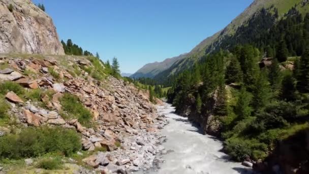 Pequeño arroyo en el valle de Kaunertal en los Alpes austríacos - famoso glaciar en Austria — Vídeo de stock