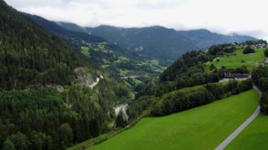 Avusturya 'nın şaşırtıcı manzarası ve tipik manzarası. Yukarıdan Avusturya Alpleri.