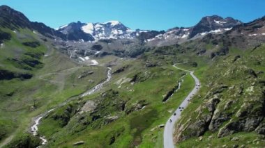 Avusturya 'nın ünlü buzulu Avusturya' daki Kaunertal Vadisi 'nden uçuyor.