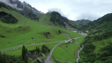 Avusturya 'nın şaşırtıcı manzarası ve tipik manzarası. Yukarıdan Avusturya Alpleri.