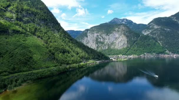 Vuelo bajo sobre el lago Hallstatt en Austria — Vídeos de Stock