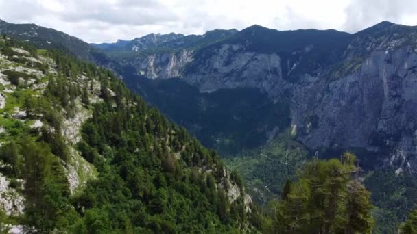 Vista aérea sobre os Alpes Austríacos e a área de Aussee do Monte Loser — Vídeo de Stock