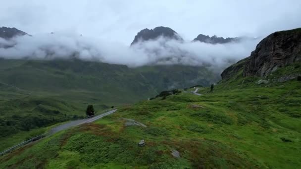 Tolle Landschaft und typische Landschaft in Österreich - die österreichischen Alpen von oben — Stockvideo