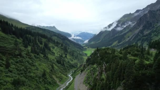 Cenário incrível e paisagem típica na Áustria - os Alpes austríacos de cima em um dia chuvoso — Vídeo de Stock