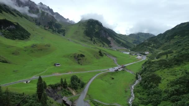 Increíbles paisajes y paisajes típicos de Austria: los Alpes austríacos desde arriba — Vídeo de stock