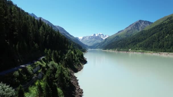 Όμορφη λίμνη στο Kaunertal Valley στην Αυστρία - εναέρια άποψη — Αρχείο Βίντεο