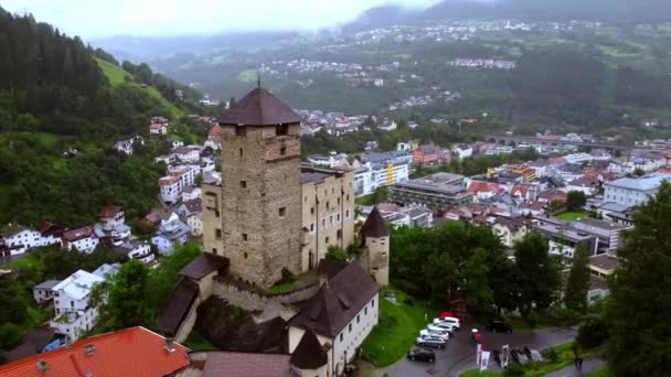 Pueblo de Landeck en Austria con Castillo de Landeck - vista aérea — Vídeo de stock