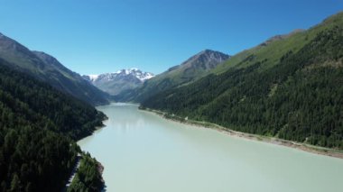 Avusturya 'daki Kaunertal Vadisi' nde güzel bir göl. Hava manzaralı.