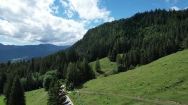 Avusturya 'nın şaşırtıcı manzarası ve tipik manzarası. Yukarıdan Avusturya Alpleri.