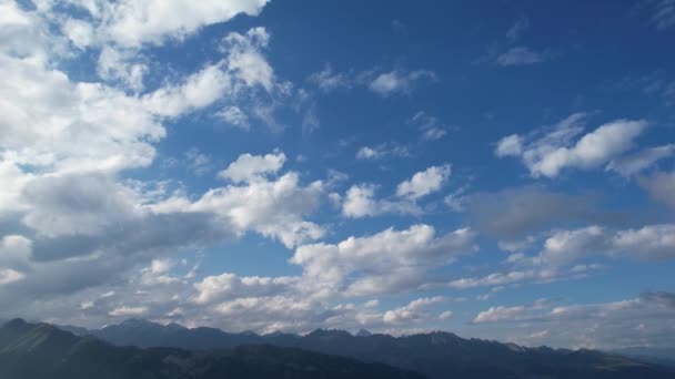 Hermoso cielo con nubes para el reemplazo del cielo — Vídeos de Stock