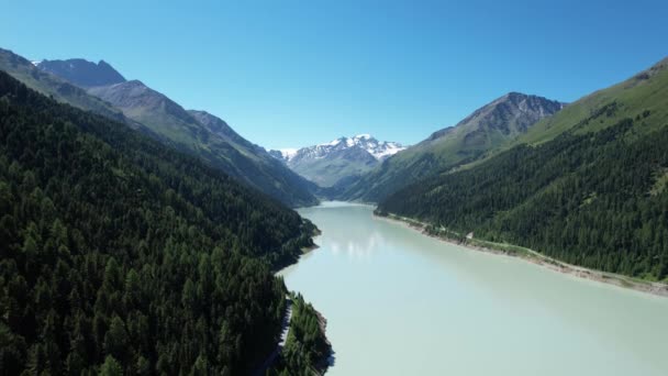 Horské jezero v Kaunertal Valley v Rakousku - letecký pohled — Stock video