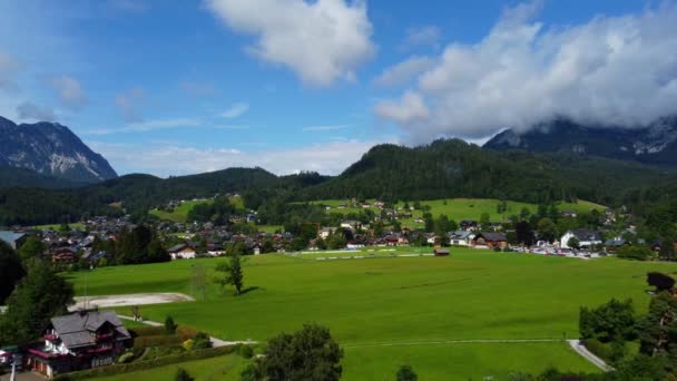 Het dorp Altaussee in Oostenrijk - luchtfoto 's — Stockvideo