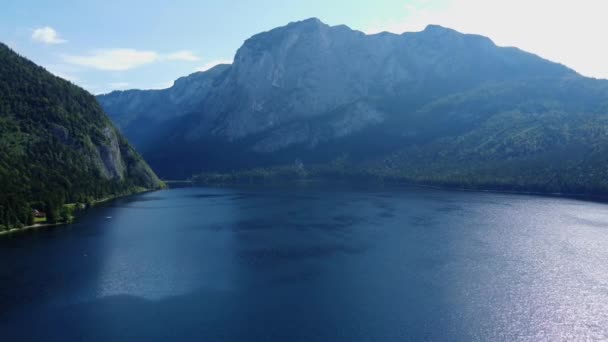 Maravilloso paisaje en el lago Altaussee en Austria - vista aérea — Vídeos de Stock