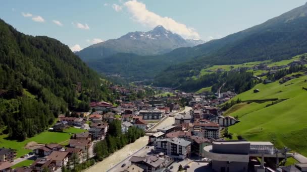 Kända byn Soelden i Österrike - Solden ovanifrån — Stockvideo